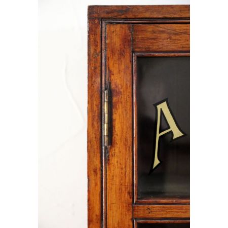 Charmantes Bücherregal / Vitrine aus Kiefernholz mit beschrifteten Gläsern