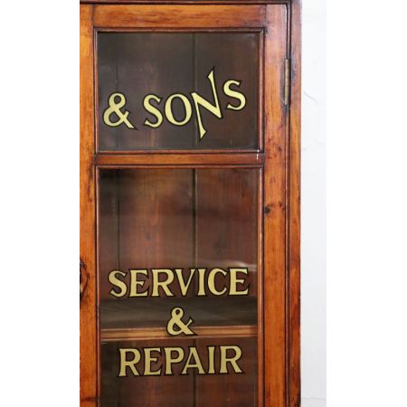 Charmantes Bücherregal / Vitrine aus Kiefernholz mit beschrifteten Gläsern