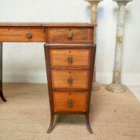 Schreibtisch im Breakfront-Stil aus Mahagoni