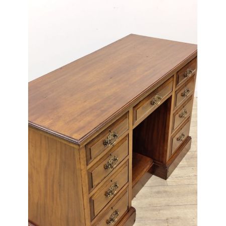 Antiker Edwardianischer Schreibtisch / pedestal desk aus Nussbaumholz