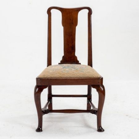 Frühes 18. Jahrhundert: Hoher Queen-Anne Stuhl / dining and side chair aus Nussbaumholz mit Polsterung