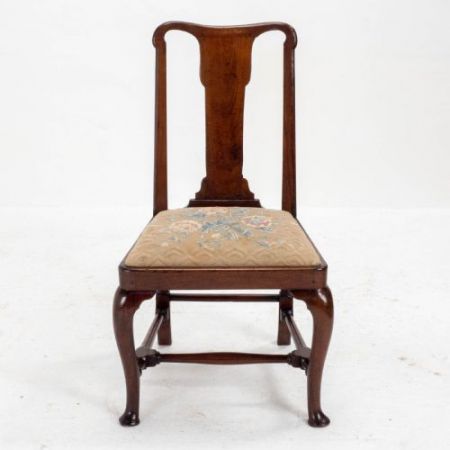 Frühes 18. Jahrhundert: Hoher Queen-Anne Stuhl / dining and side chair aus Nussbaumholz mit Polsterung