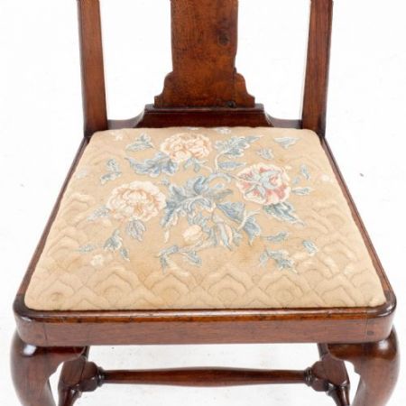 Frühes 18. Jahrhundert: Hoher Queen-Anne Stuhl / dining and side chair aus Nussbaumholz mit Polsterung