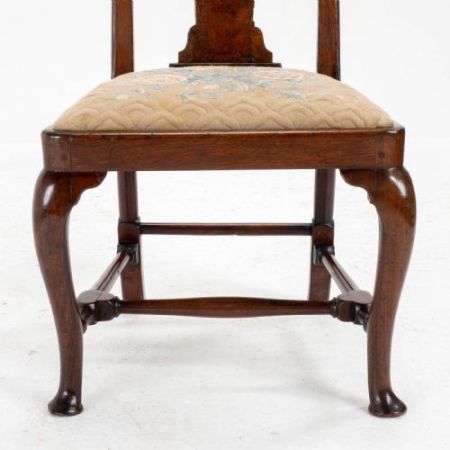 Frühes 18. Jahrhundert: Hoher Queen-Anne Stuhl / dining and side chair aus Nussbaumholz mit Polsterung