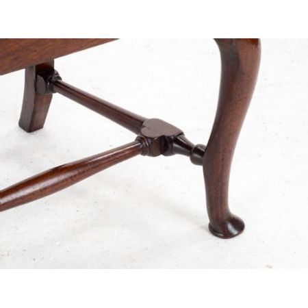 Frühes 18. Jahrhundert: Hoher Queen-Anne Stuhl / dining and side chair aus Nussbaumholz mit Polsterung