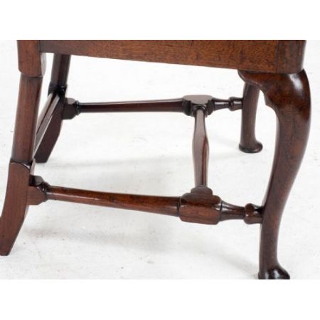 Frühes 18. Jahrhundert: Hoher Queen-Anne Stuhl / dining and side chair aus Nussbaumholz mit Polsterung