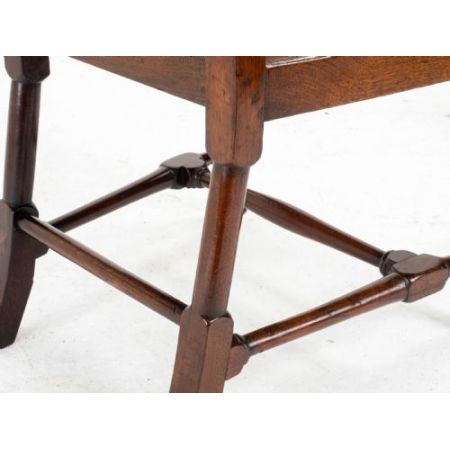 Frühes 18. Jahrhundert: Hoher Queen-Anne Stuhl / dining and side chair aus Nussbaumholz mit Polsterung