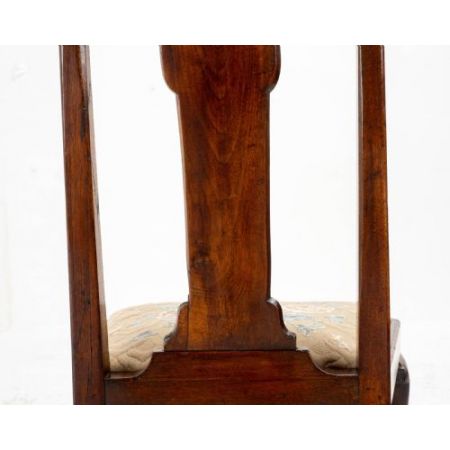 Frühes 18. Jahrhundert: Hoher Queen-Anne Stuhl / dining and side chair aus Nussbaumholz mit Polsterung