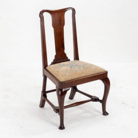 Frühes 18. Jahrhundert: Hoher Queen-Anne Stuhl / dining and side chair aus Nussbaumholz mit Polsterung