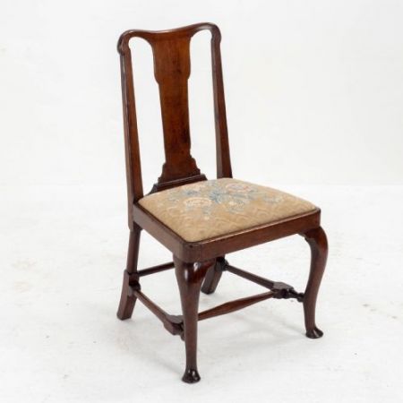 Frühes 18. Jahrhundert: Hoher Queen-Anne Stuhl / dining and side chair aus Nussbaumholz mit Polsterung