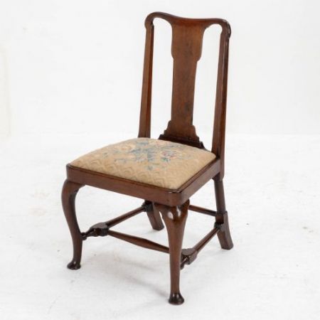 Frühes 18. Jahrhundert: Hoher Queen-Anne Stuhl / dining and side chair aus Nussbaumholz mit Polsterung