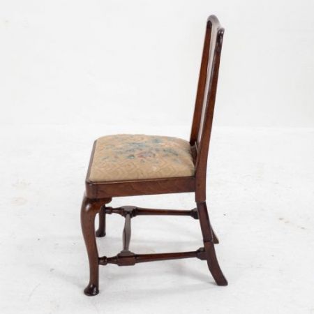 Frühes 18. Jahrhundert: Hoher Queen-Anne Stuhl / dining and side chair aus Nussbaumholz mit Polsterung