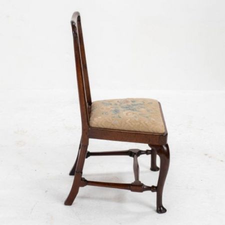 Frühes 18. Jahrhundert: Hoher Queen-Anne Stuhl / dining and side chair aus Nussbaumholz mit Polsterung