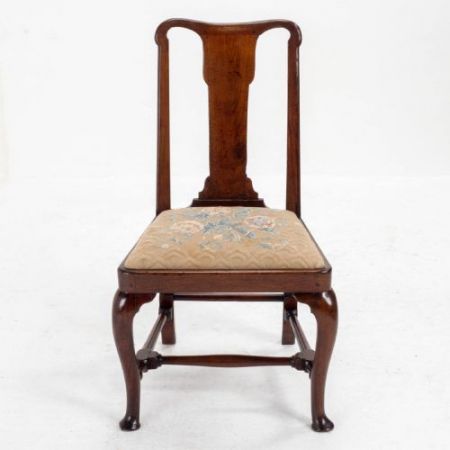 Frühes 18. Jahrhundert: Hoher Queen-Anne Stuhl / dining and side chair aus Nussbaumholz mit Polsterung