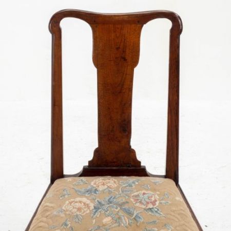 Frühes 18. Jahrhundert: Hoher Queen-Anne Stuhl / dining and side chair aus Nussbaumholz mit Polsterung