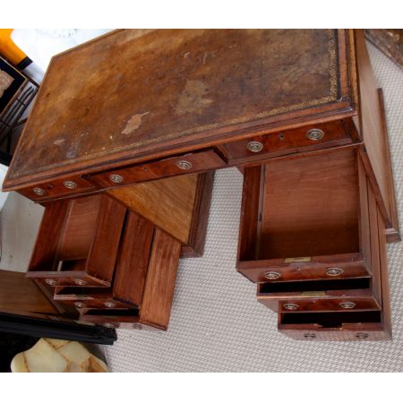 Schöner Schreibtisch im Stil des viktorianischen Zeitalters aus Mahagoni