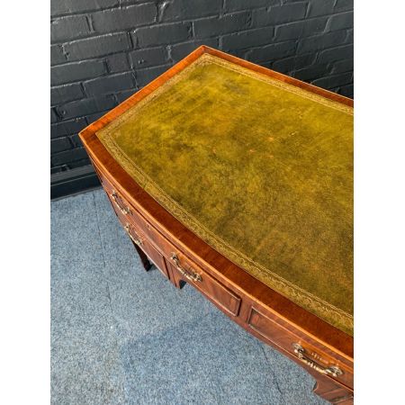 Wunderschöner Mahagoni-Schreibtisch aus dem 19. Jahrhundert mit leicht gewölbter Front