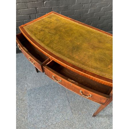 Wunderschöner Mahagoni-Schreibtisch aus dem 19. Jahrhundert mit leicht gewölbter Front