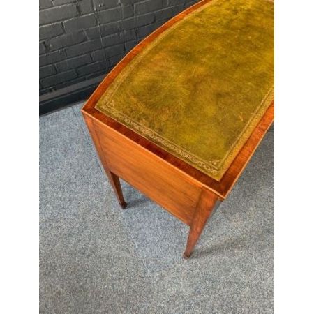 Wunderschöner Mahagoni-Schreibtisch aus dem 19. Jahrhundert mit leicht gewölbter Front