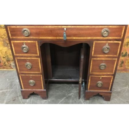 wunderbarer Schreibtisch / kneehole desk aus Mahagoni mit Intarsien auf der Oberseite