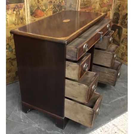wunderbarer Schreibtisch / kneehole desk aus Mahagoni mit Intarsien auf der Oberseite