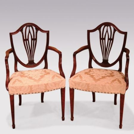 Set aus zwölf Mahagoni Esszimmerstühlen mit Schildrücken aus der Hepplewhite-Epoche