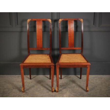 Ein paar antiker Stühle mit schönen Nussbaumrahmen mit vergoldeten Details