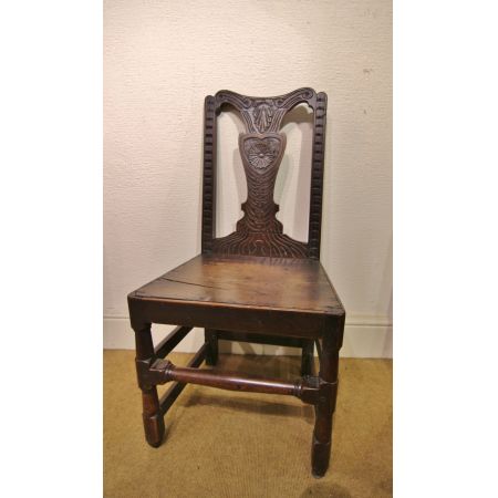 Schönes Paar Stühle aus Eiche, datiert aus dem frühen 18. Jahrhundert.