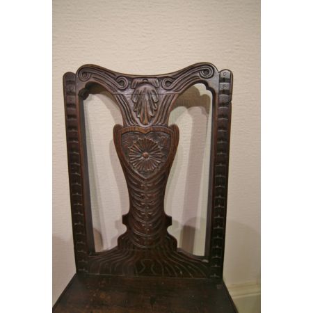 Schönes Paar Stühle aus Eiche, datiert aus dem frühen 18. Jahrhundert.