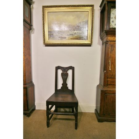 Schönes Paar Stühle aus Eiche, datiert aus dem frühen 18. Jahrhundert.