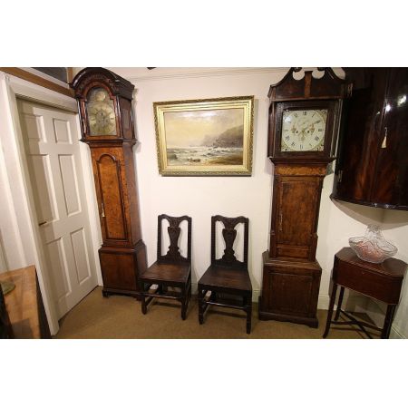 Schönes Paar Stühle aus Eiche, datiert aus dem frühen 18. Jahrhundert.