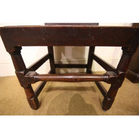 Schönes Paar Stühle aus Eiche, datiert aus dem frühen 18. Jahrhundert.