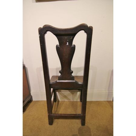 Schönes Paar Stühle aus Eiche, datiert aus dem frühen 18. Jahrhundert.