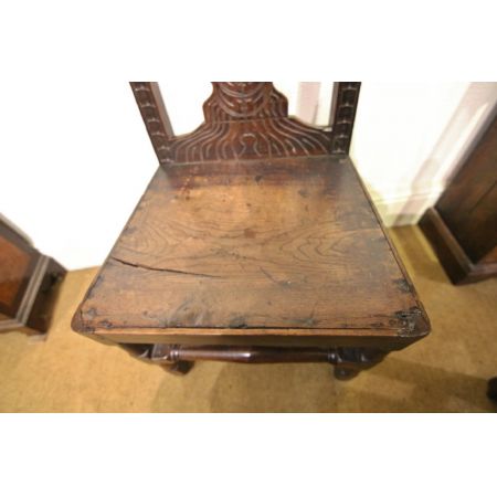 Schönes Paar Stühle aus Eiche, datiert aus dem frühen 18. Jahrhundert.