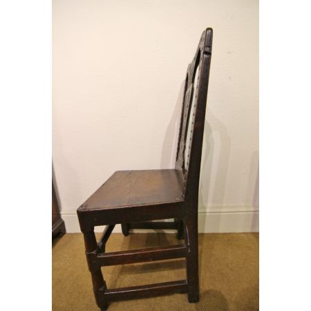 Schönes Paar Stühle aus Eiche, datiert aus dem frühen 18. Jahrhundert.