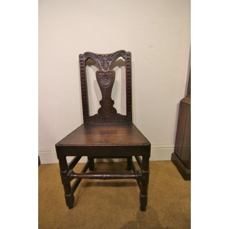 Schönes Paar Stühle aus Eiche, datiert aus dem frühen 18. Jahrhundert.