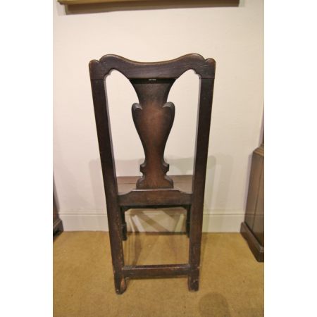 Schönes Paar Stühle aus Eiche, datiert aus dem frühen 18. Jahrhundert.