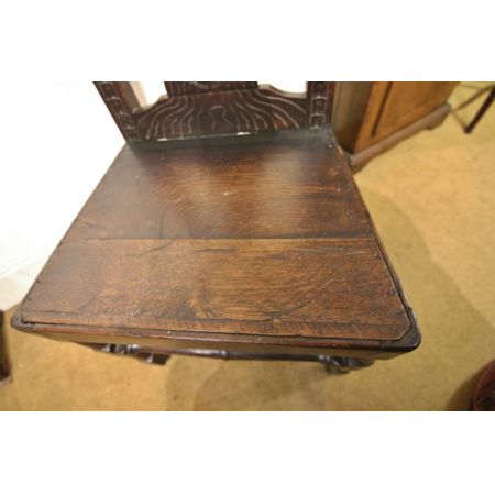 Schönes Paar Stühle aus Eiche, datiert aus dem frühen 18. Jahrhundert.