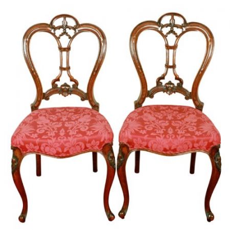 Ein schönes Paar geschnitzter Walnussholzstühle aus dem 19. Jahrhundert im viktorianischen Stil