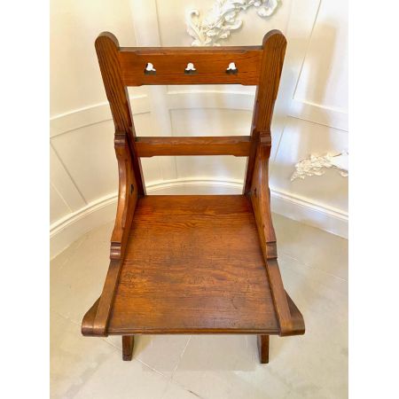 Zwölf gotische Pitch-Pine-Esszimmerstühle mit bezaubernden Schnitzereien