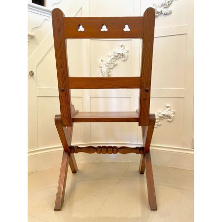 Zwölf gotische Pitch-Pine-Esszimmerstühle mit bezaubernden Schnitzereien