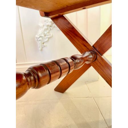 Zwölf gotische Pitch-Pine-Esszimmerstühle mit bezaubernden Schnitzereien