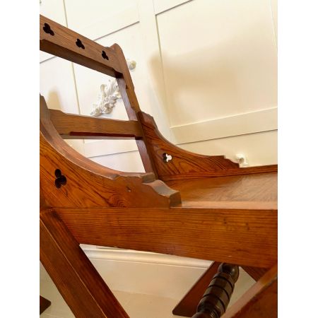 Zwölf gotische Pitch-Pine-Esszimmerstühle mit bezaubernden Schnitzereien