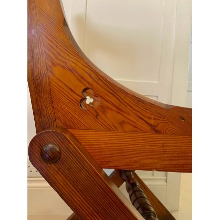 Zwölf gotische Pitch-Pine-Esszimmerstühle mit bezaubernden Schnitzereien