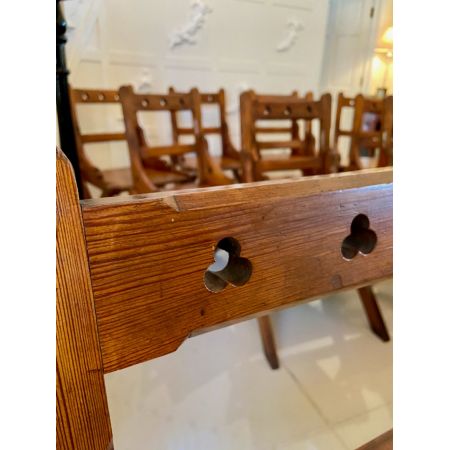 Zwölf gotische Pitch-Pine-Esszimmerstühle mit bezaubernden Schnitzereien