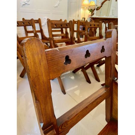 Zwölf gotische Pitch-Pine-Esszimmerstühle mit bezaubernden Schnitzereien