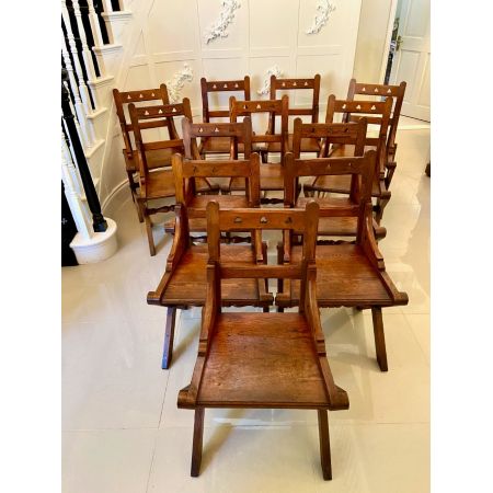 Zwölf gotische Pitch-Pine-Esszimmerstühle mit bezaubernden Schnitzereien