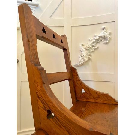 Zwölf gotische Pitch-Pine-Esszimmerstühle mit bezaubernden Schnitzereien