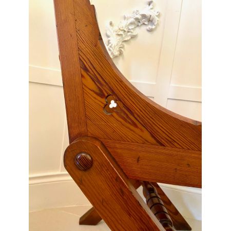 Zwölf gotische Pitch-Pine-Esszimmerstühle mit bezaubernden Schnitzereien