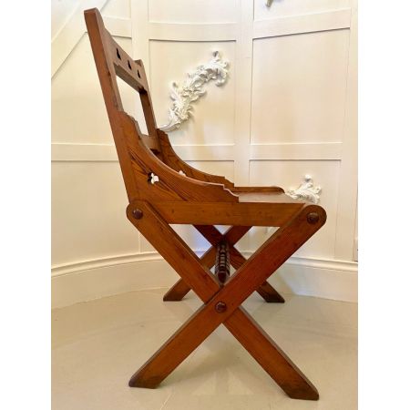 Zwölf gotische Pitch-Pine-Esszimmerstühle mit bezaubernden Schnitzereien